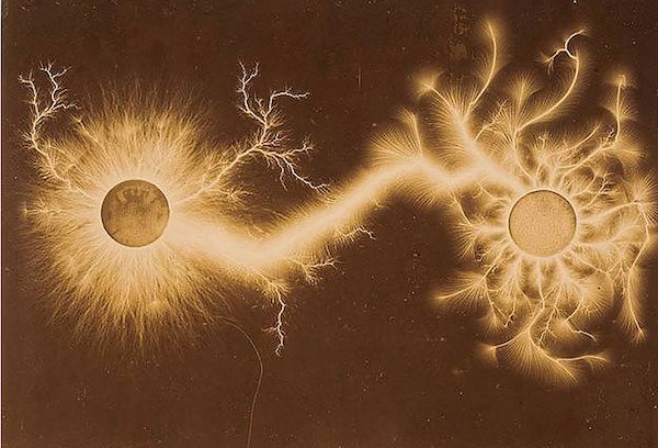 Descargas eléctricas en la superficie y el borde de una moneda obtenidas con una bobina de Ruhmkorff o máquina de Wimshurst por Etienne Leopold Trouvelot, ca. 1888 - Postal