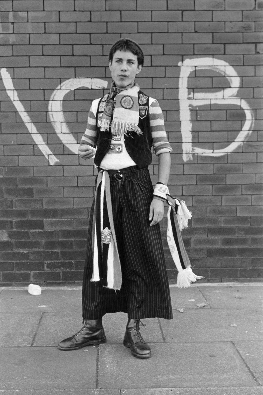 ¿Falda o pantalón? Aficionado del Manchester United vestido para el partido por Iain SP Reid, c. 1977.