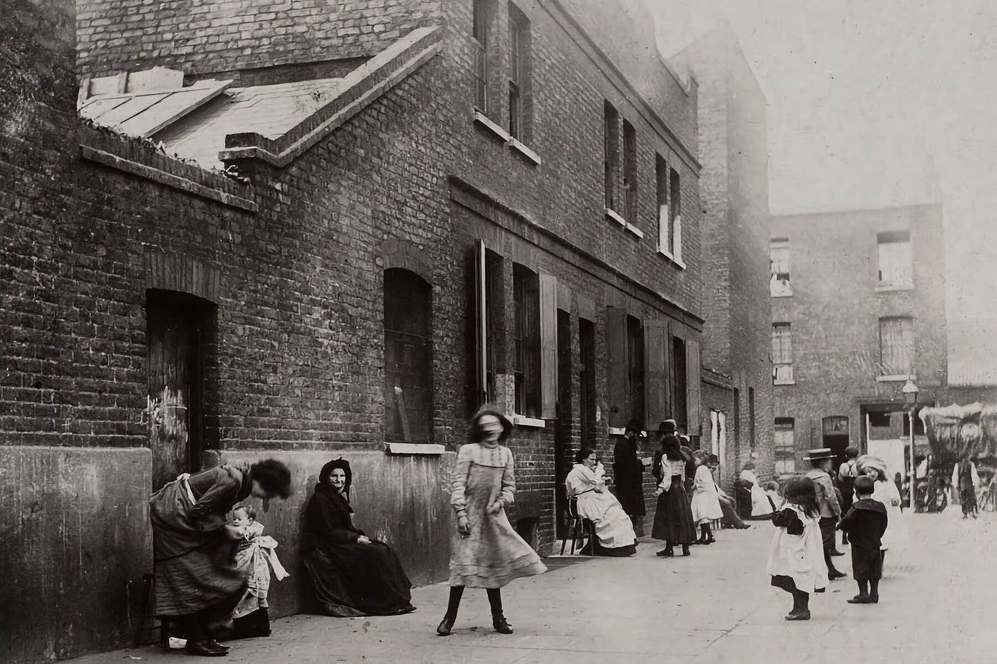 Bank Holiday in Whitechapel , London - by Jack London - 1902