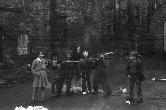 Grupo de niños en Glasgow de John J Brady - 1975