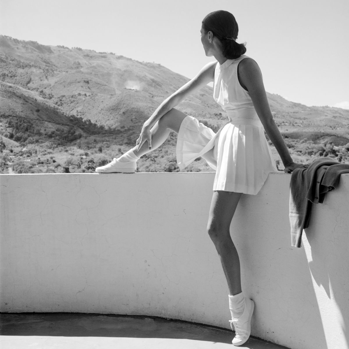 Mujer con traje de tenis de Toni Frissell - 1947