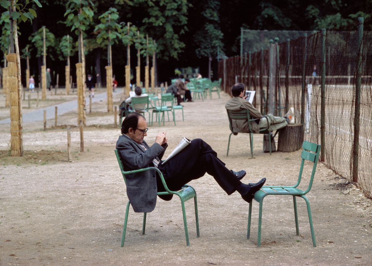 Reading in Paris by George Kindbom - 1980