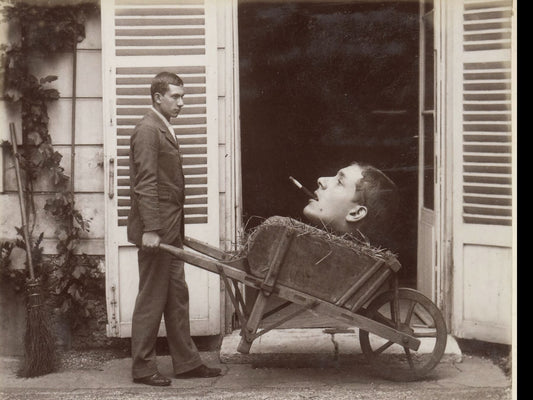 L'homme porte la tête (montée) sur une brouette - ch. 1910