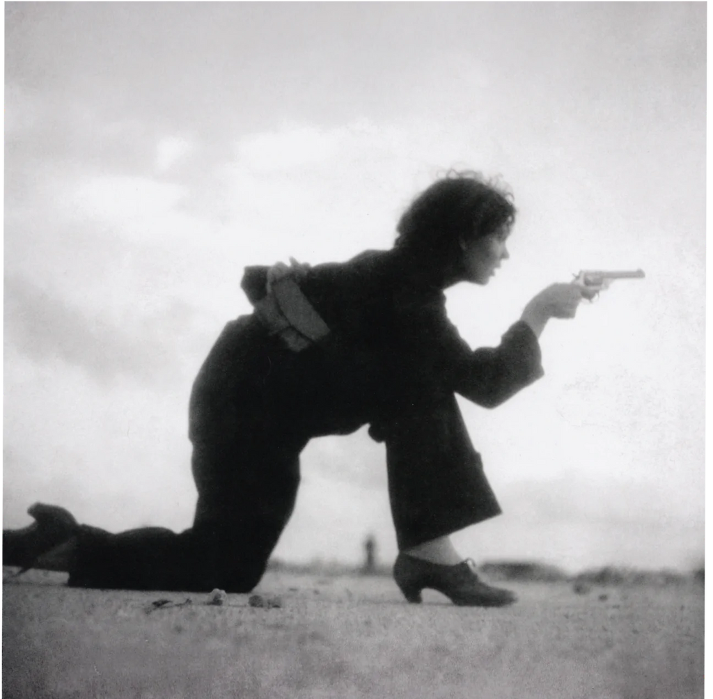 Mujer de la milicia republicana entrenando en la playa a las afueras de Barcelona por Gerda Taro, agosto de 1936 - Cuadrado Tarjetas de felicitación