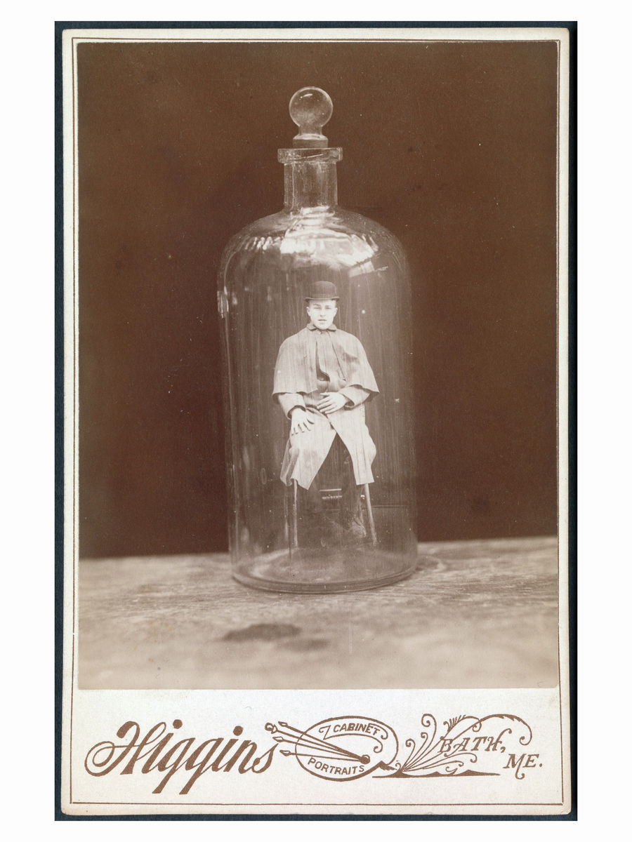 Tarjeta de gabinete El hombre en una botella de John C. Higgins - 1888