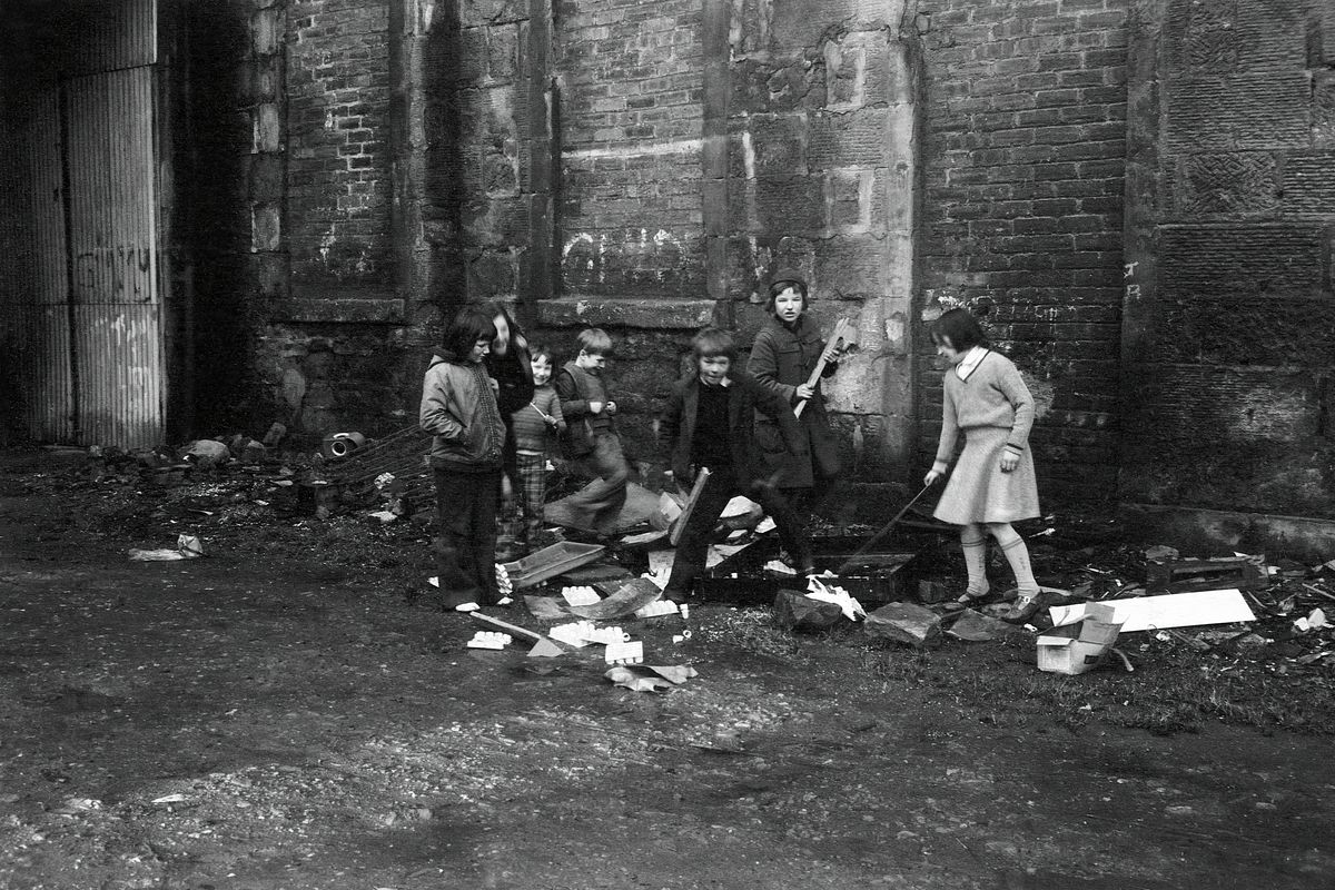 Enfants jouant dans un immeuble à Glasgow de John J Brady - 1975