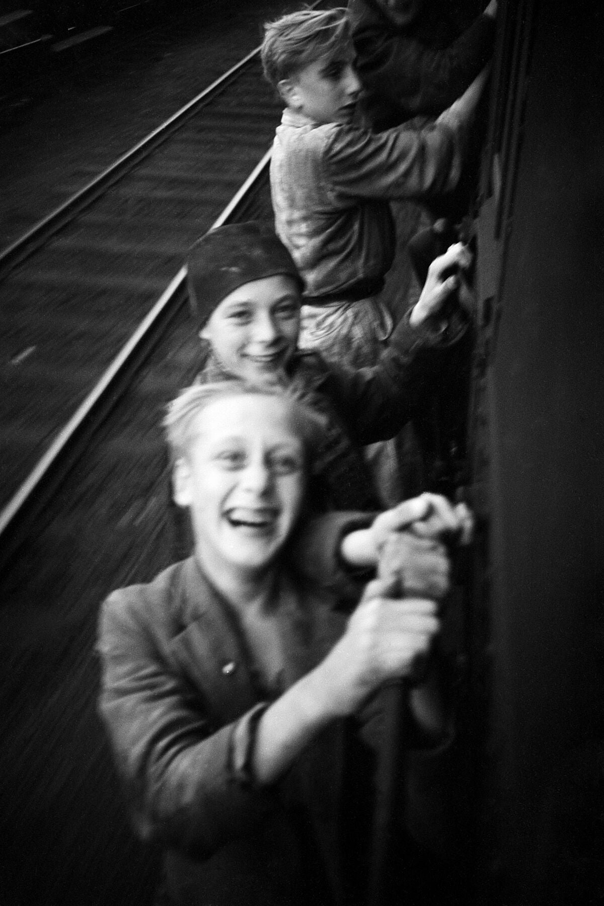 Les garçons s'accrochent à un train alors qu'ils célèbrent la libération des Pays-Bas de l'occupation allemande (II) - de Menno Huizinga - 1945