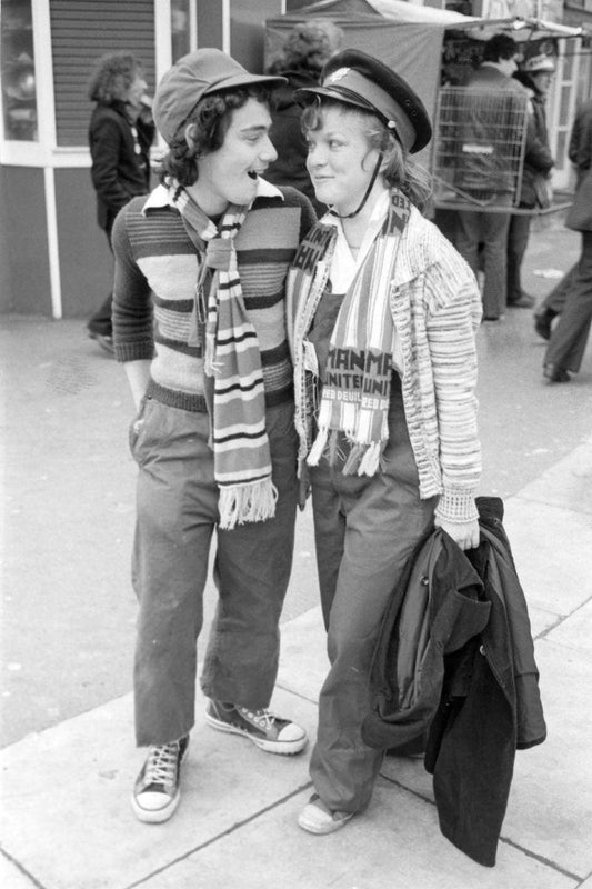 Dos aficionados al fútbol del Manchester United por Iain SP Reid, c. 1977