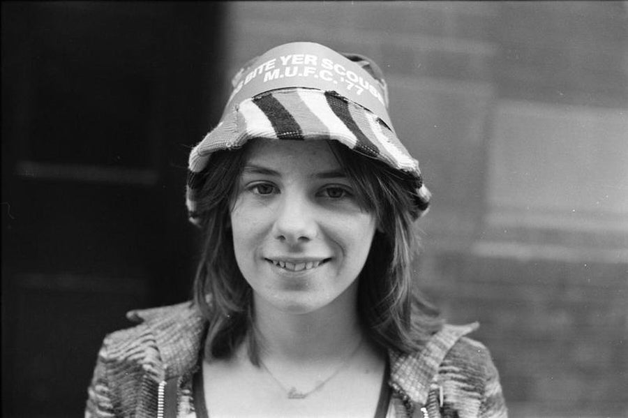 Fan del Manchester United con sombrero por Iain SP Reid - c. 1976