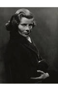 Un retrato de Katharine Hepburn con el ceño fruncido y los brazos cruzados por Lusha Nelson, 1933 - Postal