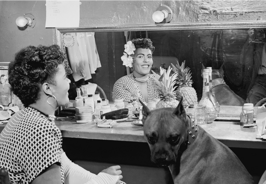 Retrato de Billie Holiday y su perro Mister en Downbeat, Nueva York, por William Gottlieb, c. Junio ​​1947 - Postal