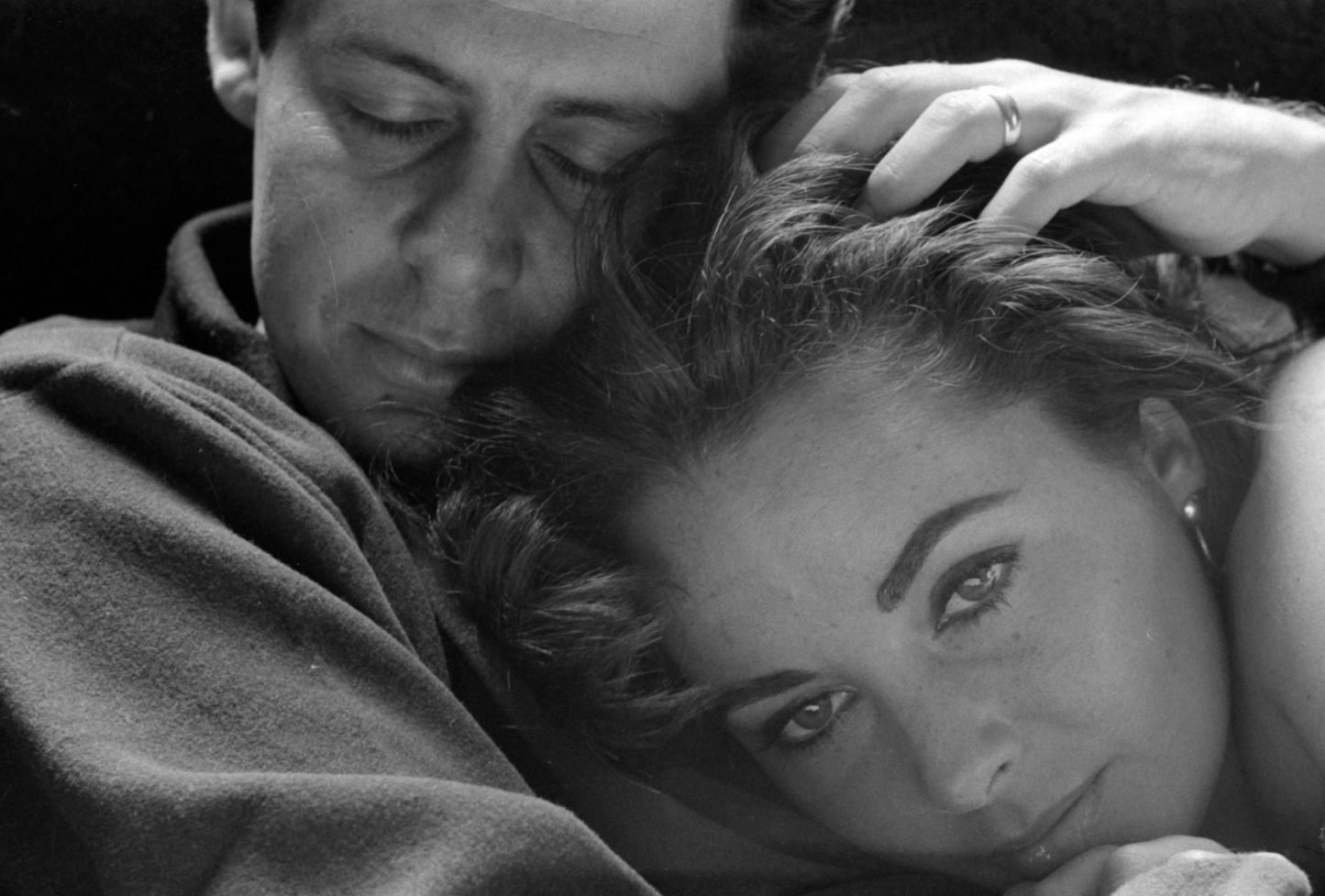 Elizabeth Taylor con la cabeza sobre su marido Eddie Fisher por Toni Frissell, 1958 - Postal