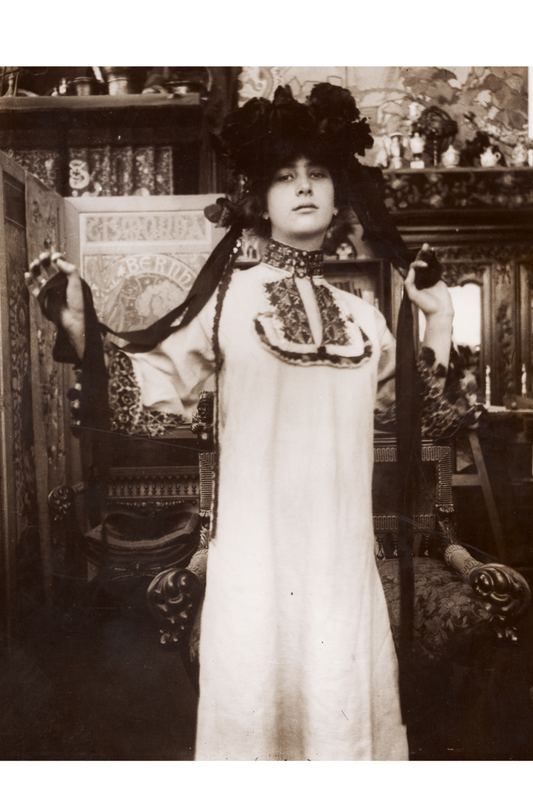 Mujer con una larga túnica blanca y un sombrero con cintas, París de Alphonse Maria Mucha - 1899 - Postal