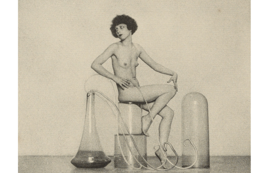 Nu féminin posé avec des bocaux en verre par Arthur F. Kales - vers 1920 - Carte postale