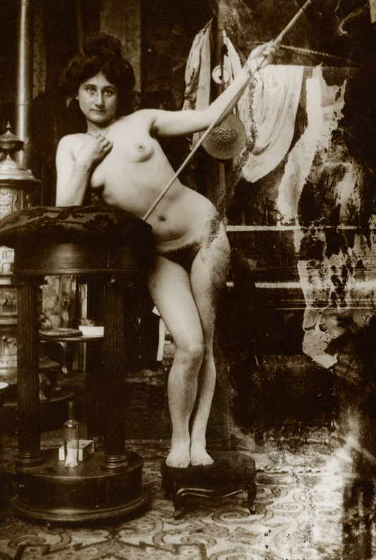 Desnudo femenino con lanza, París de Alphonse Maria Mucha - 1899 - Postal