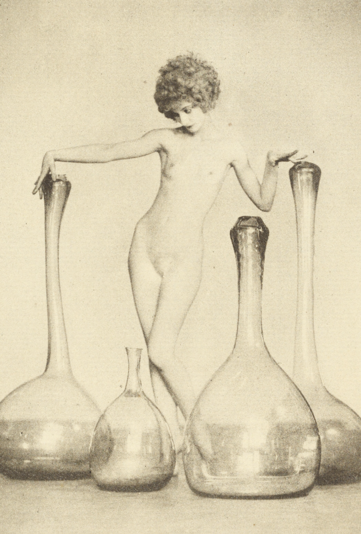 Mujer desnuda y vidrio de Arthur F. Kales c.1926 - Postal