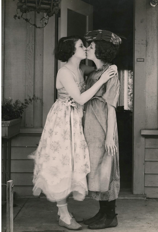Photographie des actrices Shirley Mason et Viola Dana partageant un baiser par Anonyme, vers 1919 - Carte postale
