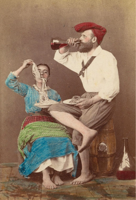 Retrato de un hombre y una mujer desconocidos comiendo espaguetis y bebiendo vino de Giorgio Conrad, c. 1860-1880 - Postal