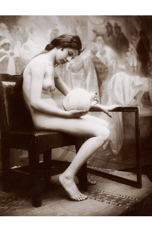 Modèle assis tenant une cruche par Alphonse Maria Mucha - 1927 - Carte postale
