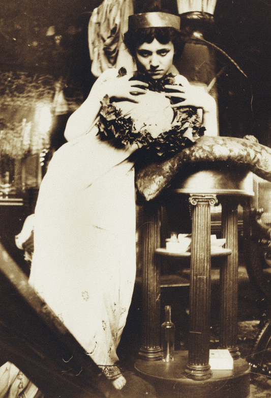 Estudio de un modelo sosteniendo una corona, Rue du Val de Grâce (detalle) de Alphonse Maria Mucha - 1900 - Postal