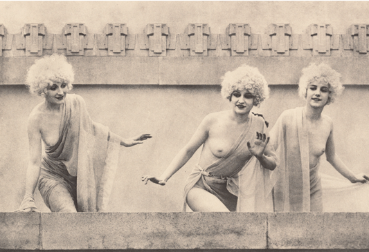 Tres mujeres parcialmente desnudas con pelucas rubias y parcialmente envueltas en tela por Arthur F. Kales - c.1920 - Postal