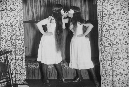 Trude y yo, enmascaradas, faldas cortas de Alice Austen, 1881 - Postal