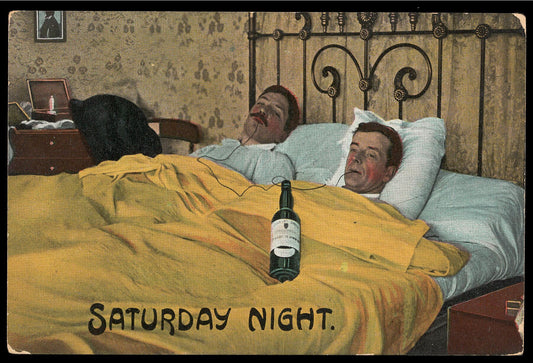Dos hombres en la cama un sábado bebiendo de una botella de alcohol, 1908 - Postal