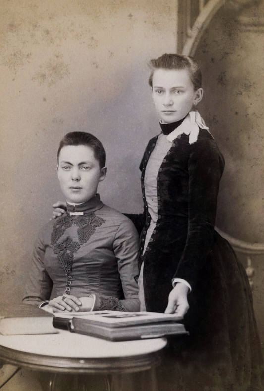 Deux jeunes femmes par JCH Grabill, Deadwood et Sturgis, Dakota - vers 1890 - Carte postale