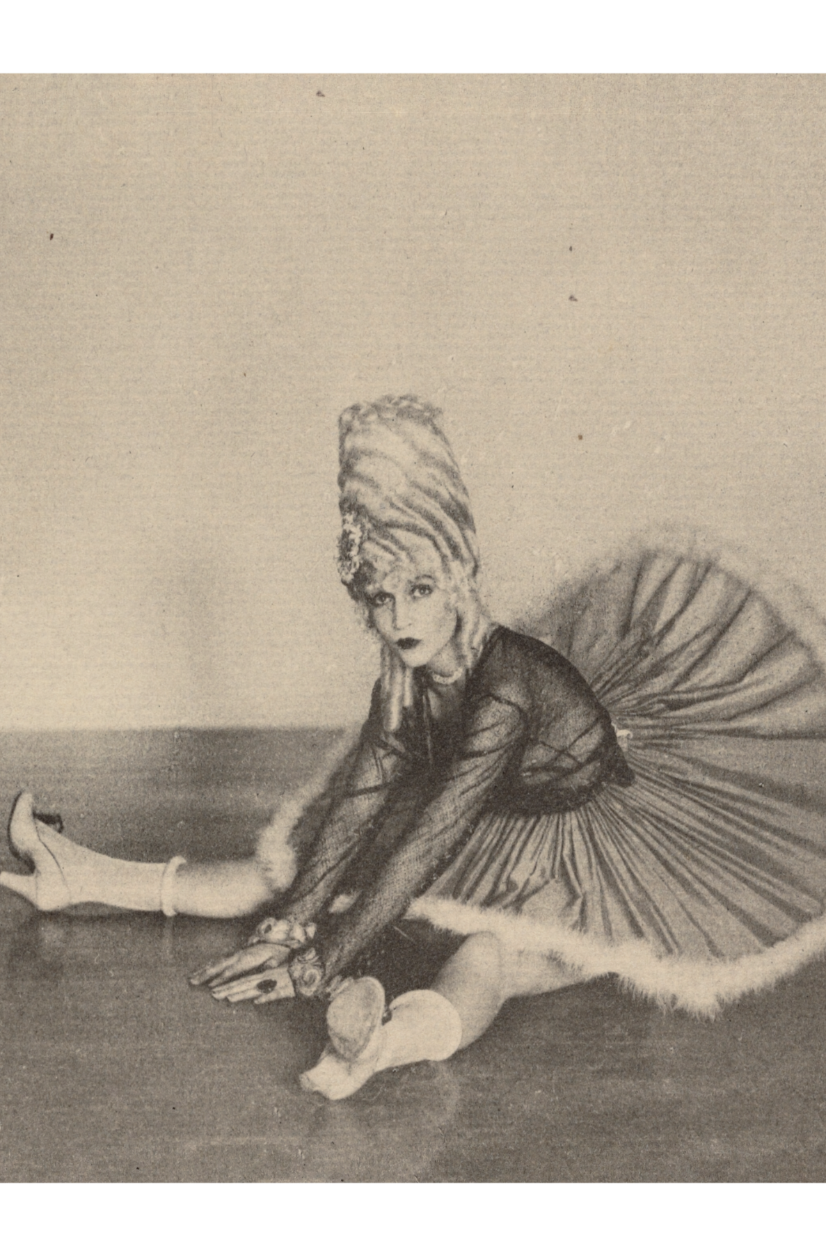 Femme en costume de canette assise sur le sol avec les jambes écartées par Arthur F. Kales - vers 1920 - Carte postale