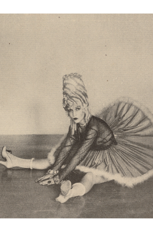 Mujer con disfraz de Can Can sentada en el suelo con las piernas separadas por Arthur F. Kales - c.1920 - Postal