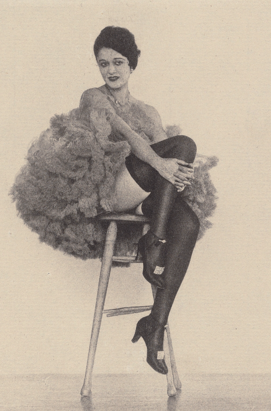 Mujer con disfraz de Can Can sentada en un taburete de Arthur F. Kales c.1920 - Postal