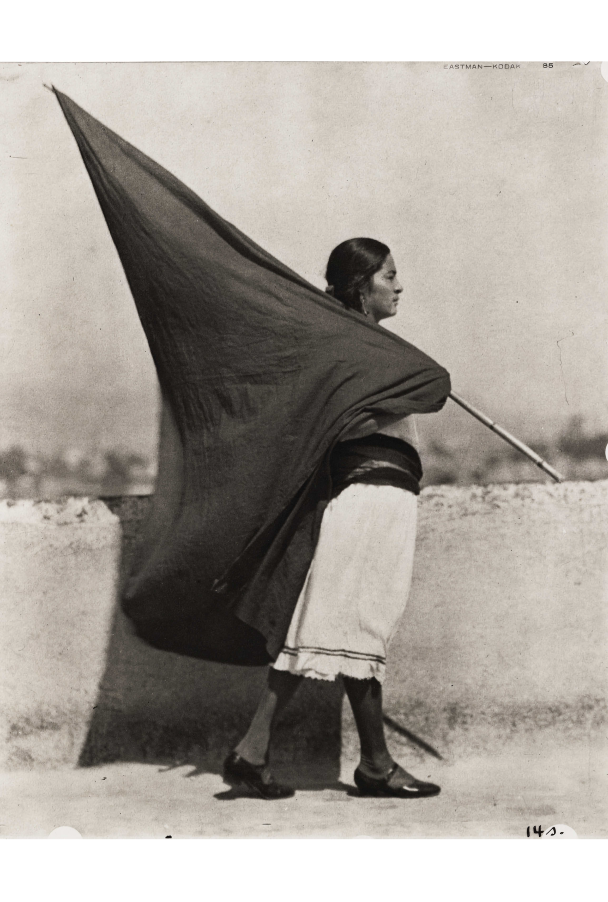 Mujer con bandera de Tina Modotti - 1928 - Postal