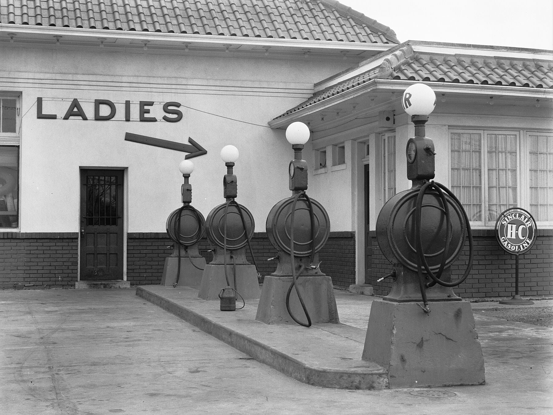 Gas station in Washington, D.C. by David Myers - 1939