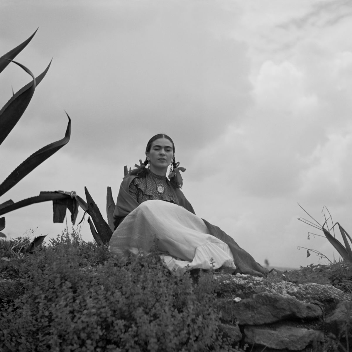 Frida Kahlo sentada junto a una planta de agave de Toni Frissell - 1937