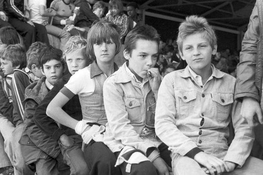 Jóvenes aficionados al fútbol fumando en Manchester por Iain SP Reid, c. 1977