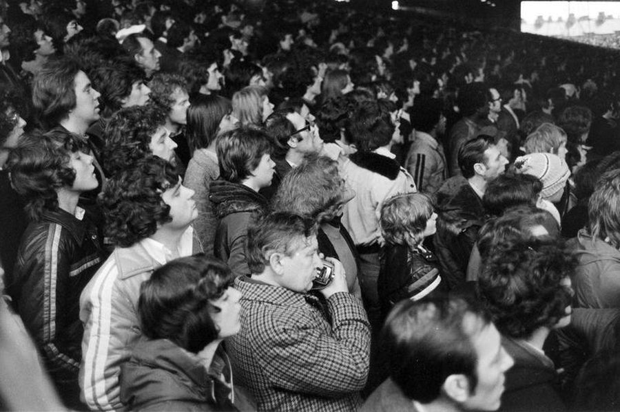 Aficionado al fútbol escuchando el transistor en Manchester por Iain SP Reid, c. 1977.