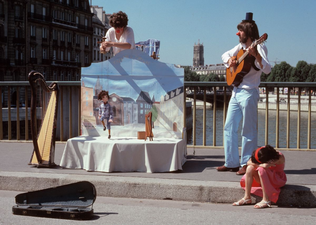Entertainers on the Bridge, Paris by George Kindbom - 1980