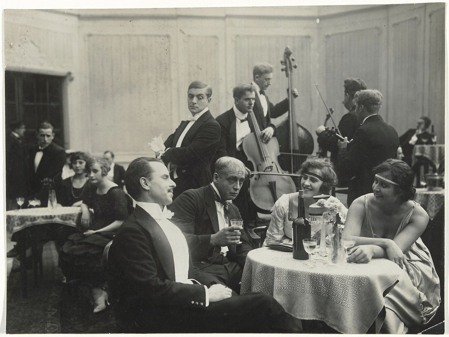 Compagnie de théâtre à table avec orchestre de chambre, anonyme - 1920 - 1935