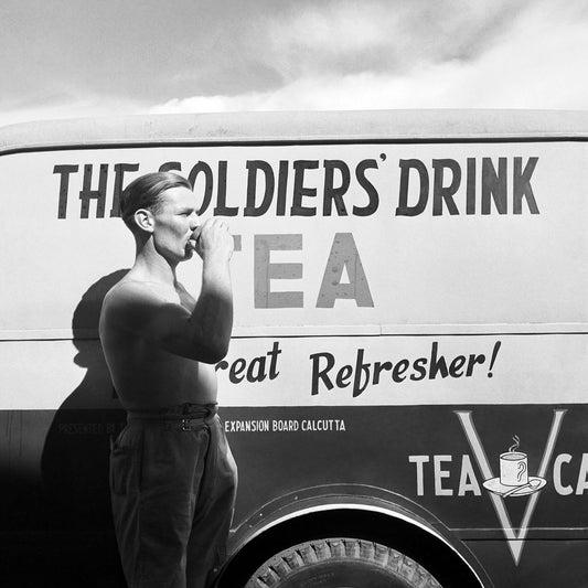 Un soldado bebiendo té de Cecil Beaton - 1944