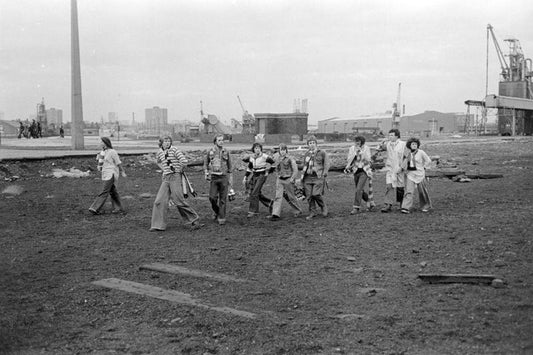 Aficionados del Manchester United caminando por Trafford Park por Iain SP Reid - c.1977