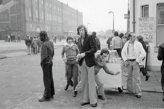 Hombre alto en Burger Stall en Manchester - c. 1976
