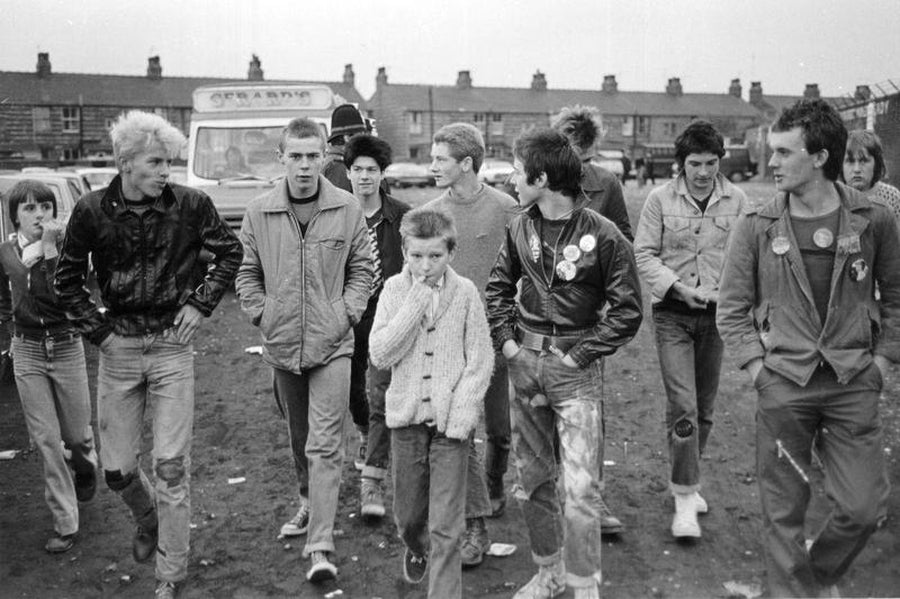 Fuera del partido: aficionados al fútbol en Manchester por Iain SP Reid - c. 1977